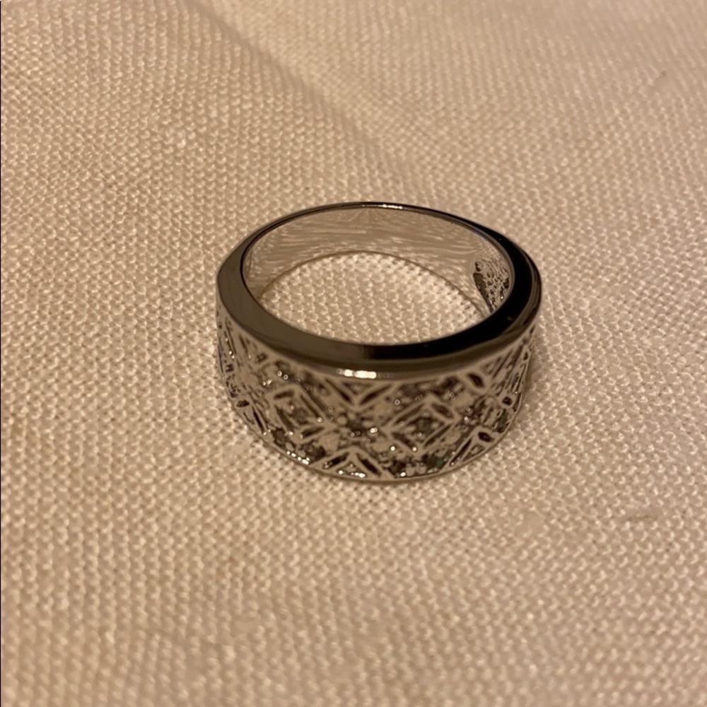Silver costume jewelry ring. Size 7